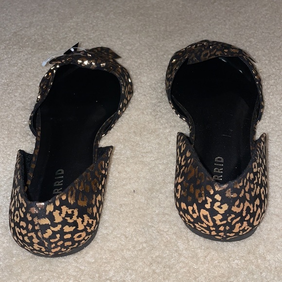 NWT-Cute Leopard Print Metallic Bow Pointed Toe Women’s Shoes Size 9WW By Torrid - Picture 3 of 4